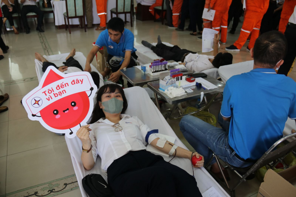 Chị Đoàn Thị Thanh Trúc, nhân viên kế toán Điện lực Biên Hòa, là CBCNV nữ đầu tiên hiến máu năm 2022 tại PC Đồng Nai