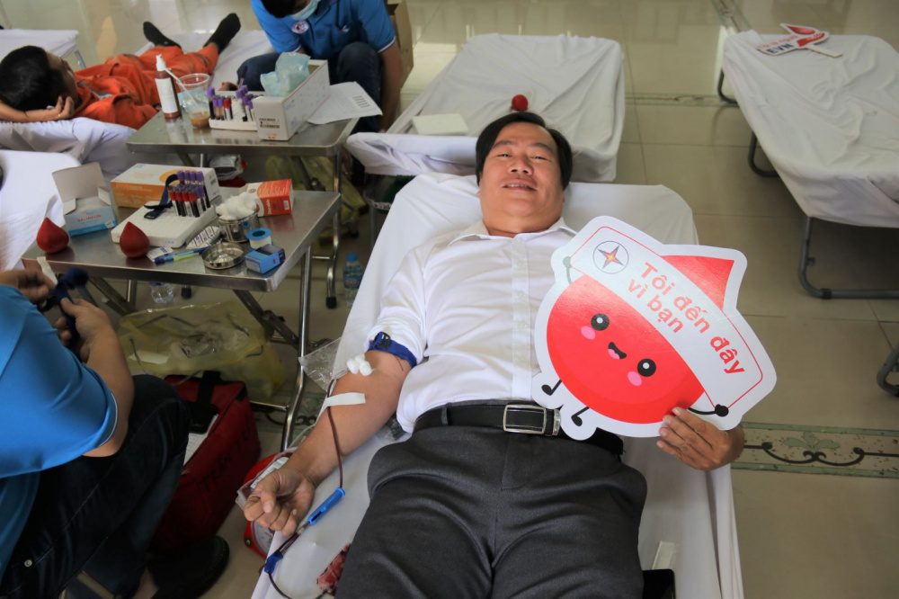 Anh Trần Phương, Kỹ sư điện thuộc Điện lực Trảng Bom là CBCNV có số lần tham gia hiến máu nhiều nhất trong đợt năm 2022 (16 lần, trong chương trình do EVN phát động và tại địa phương)
