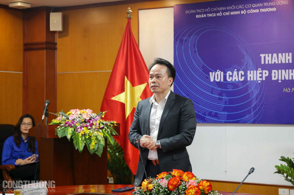 Ông Ngô Chung Khanh - Phó Vụ trưởng Vụ Cwin com đăng nhập thương mại đa biên chia sẻ với đoàn viên những câu chuyện thú vị và thực tiễn từ chính kinh nghiệm của mình khi tham gia các đoàn đàm phán FTA