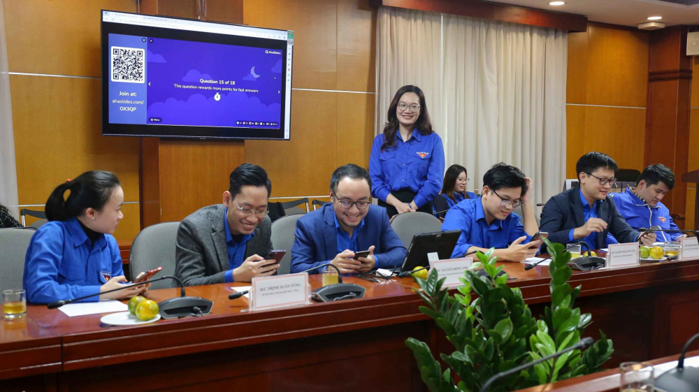 Các đoàn viên hào hứng tham gia trò chơi có thưởng tại Diễn đàn