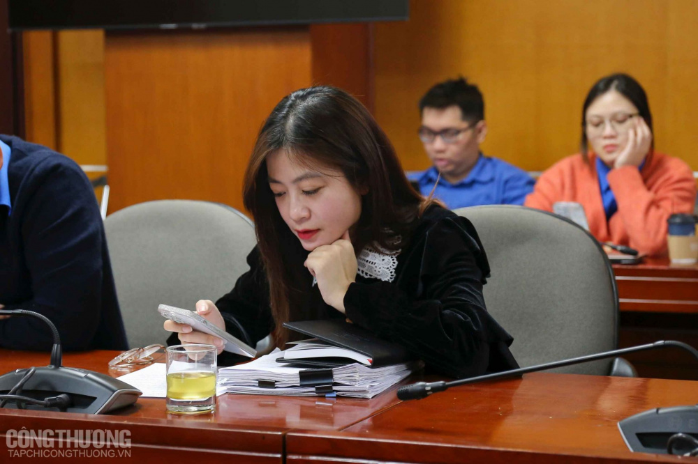 Các đoàn viên hào hứng tham gia trò chơi có thưởng tại Diễn đàn