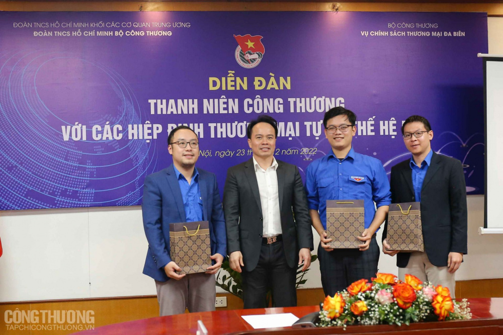 Trao quà cho những đoàn viên có thành tích cao nhất sau 3 phần chơi