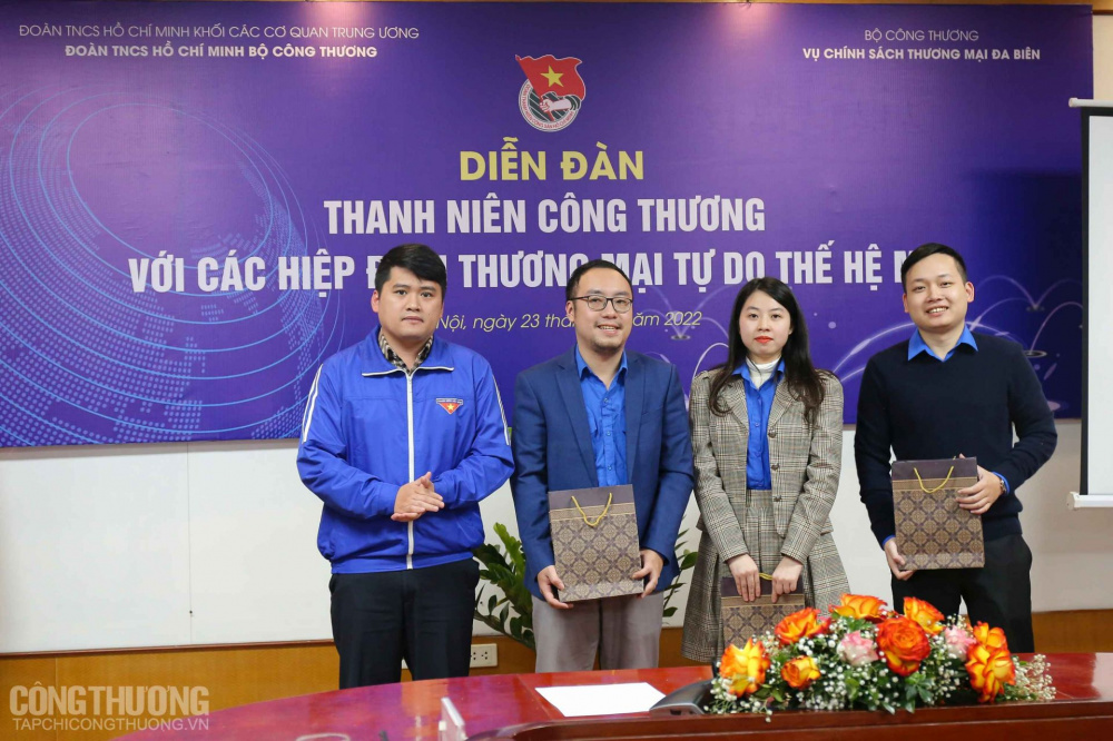 Trao quà cho những đoàn viên có thành tích cao nhất sau 3 phần chơi