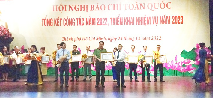 trao bang khen