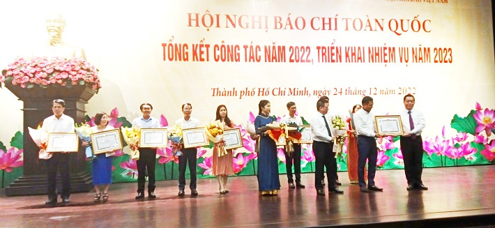 trao bang khen 1