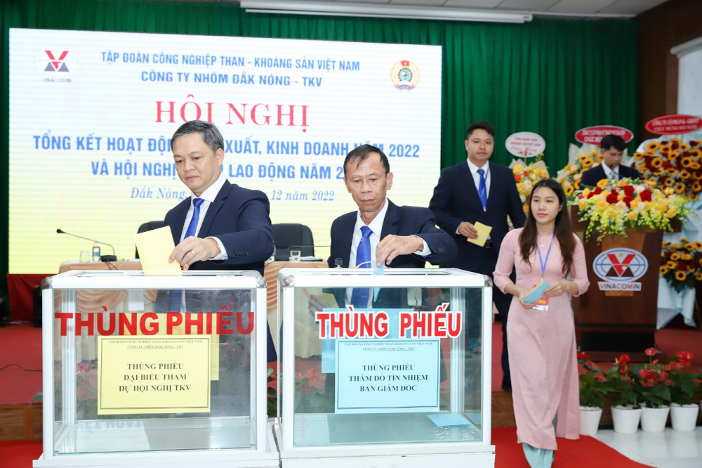 Hội nghị tiến hành lấy phiếu tín nhiệm và bầu đoàn đại biểu tham dự hội nghị cấp trên