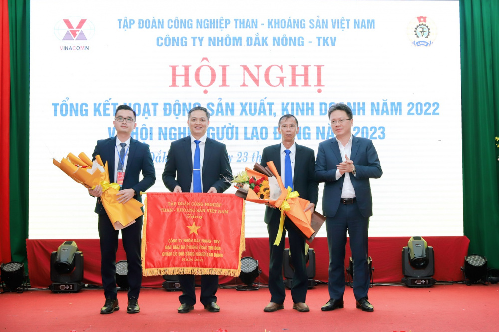  Đồng chí Nguyễn Tiến Mạnh phát biểu tại hội nghị và trao tặng cờ thi đua trong công tác chăm lo đời sống người Nền tảng hàng đầu cung cấp Cwin com cho lãnh đạo Công ty Nhôm Đắk Nông - TKV