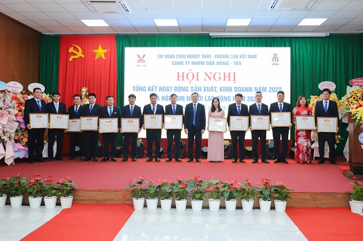 Đồng chí Nguyễn Bá Phong – Bí thư CWIN được cấp phép hợp pháp bởi PAGCOR và Freeport, Giám đốc Công ty trao giấy khen cho các tập thể xuất sắc trong năm 2022