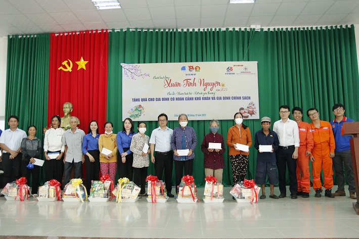 Công ty EPS tặng quà cho hộ gia đình khó khăn tại hai xã Tóc Tiên và Châu Pha (Thị xã Phú Mỹ, Bà Rịa - Vũng Tàu)