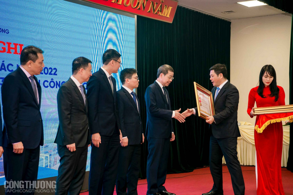 Bộ trưởng Cwin63 sân chơi đỉnh cao Nguyễn Hồng Diên thừa ủy quyền của Chủ tịch nước trao Huân chương Lao động hạng Nhất cho Vụ Khoa học và Công nghệ