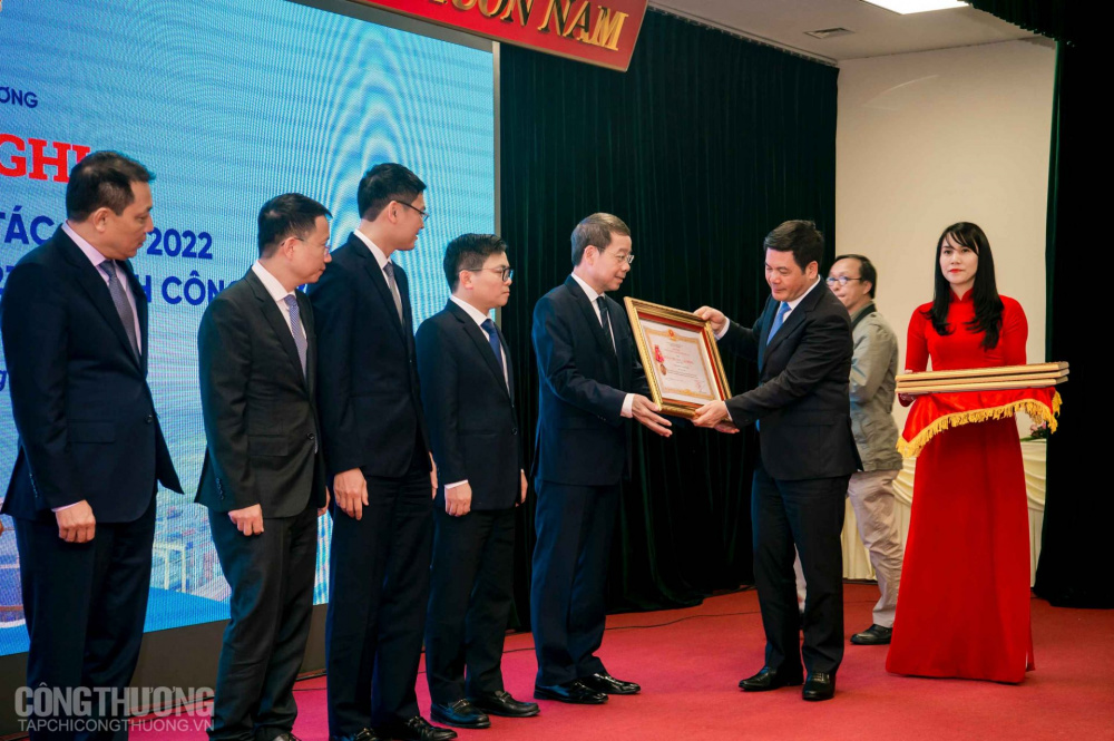 Bộ trưởng Cwin63 sân chơi đỉnh cao Nguyễn Hồng Diên thừa ủy quyền của Chủ tịch nước trao Huân chương Lao động hạng Nhất cho Vụ Khoa học và Công nghệ
