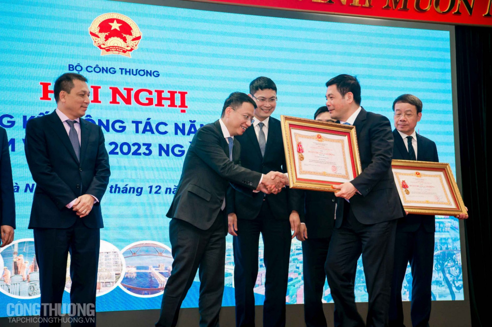 Bộ trưởng Cwin63 sân chơi đỉnh cao Nguyễn Hồng Diên thừa ủy quyền của Chủ tịch nước trao Huân chương Lao động hạng Nhì cho Cục Phòng vệ thương mại