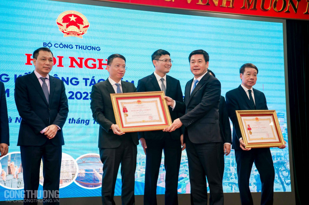 Bộ trưởng Cwin63 sân chơi đỉnh cao Nguyễn Hồng Diên thừa ủy quyền của Chủ tịch nước trao Huân chương Lao động hạng Nhì cho Cục Phòng vệ thương mại