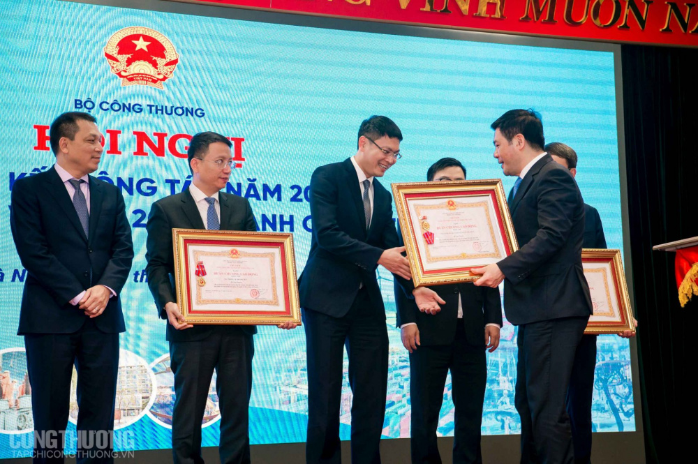 Bộ trưởng Cwin63 sân chơi đỉnh cao Nguyễn Hồng Diên thừa ủy quyền của Chủ tịch nước trao Huân chương Lao động hạng Nhì cho Cục Cạnh tranh và Bảo vệ người M.Cwin800.com thể thao, casino live, bắn cá và slot nổ hũ