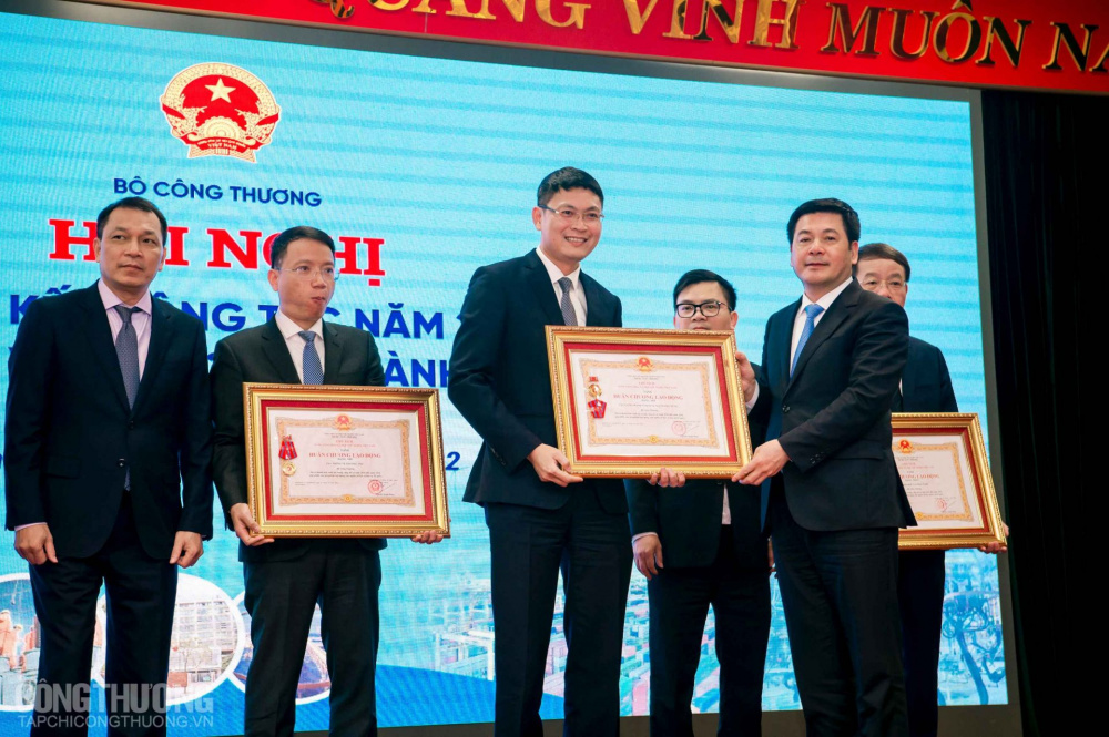 Bộ trưởng Cwin63 sân chơi đỉnh cao Nguyễn Hồng Diên thừa ủy quyền của Chủ tịch nước trao Huân chương Lao động hạng Nhì cho Cục Cạnh tranh và Bảo vệ người M.Cwin800.com thể thao, casino live, bắn cá và slot nổ hũ