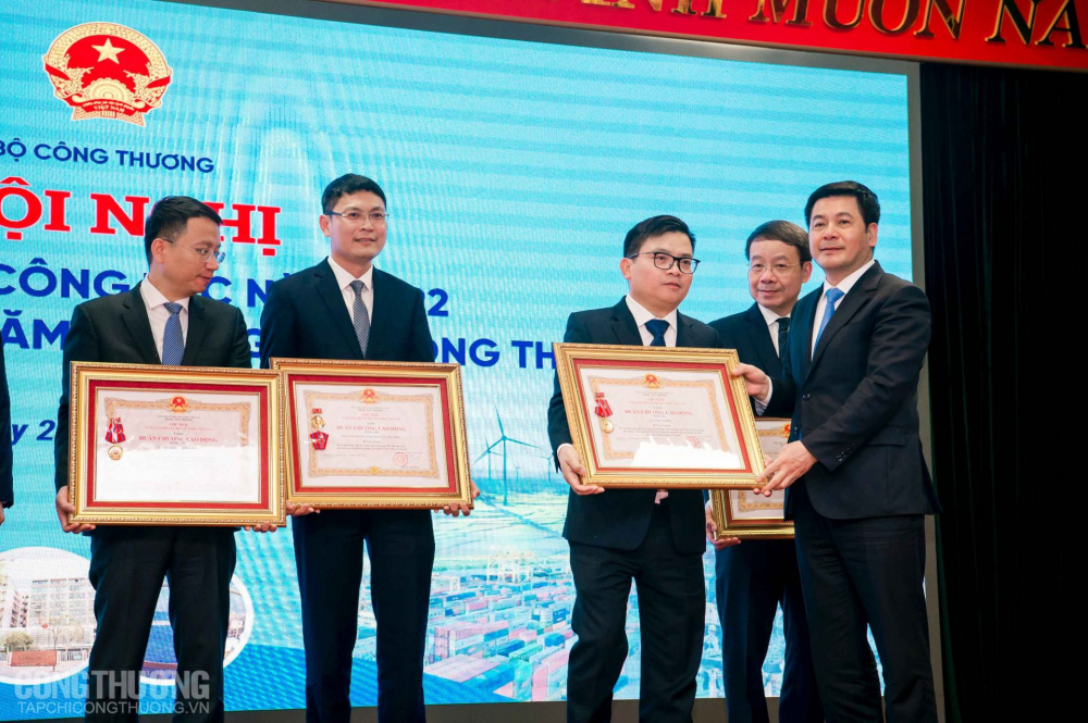 Bộ trưởng Cwin63 sân chơi đỉnh cao Nguyễn Hồng Diên thừa ủy quyền của Chủ tịch nước trao Huân chương Lao động hạng Ba cho Cục Tải về ứng dụng CWIN05 ngay hôm nay và ông Trương Thanh Hoài - Cục trưởng Cục Tải về ứng dụng CWIN05 ngay hôm nay