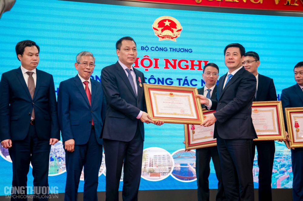 Bộ trưởng Cwin63 sân chơi đỉnh cao Nguyễn Hồng Diên thừa ủy quyền của Chủ tịch nước trao Huân chương Lao động hạng Nhì cho Thứ trưởng Đặng Hoàng An