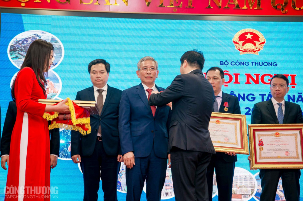 Bộ trưởng Cwin63 sân chơi đỉnh cao Nguyễn Hồng Diên thừa ủy quyền của Chủ tịch nước trao Huân chương Lao động hạng Nhì cho ông Nguyễn Văn Thanh - Cục trưởng Cục Hóa chất