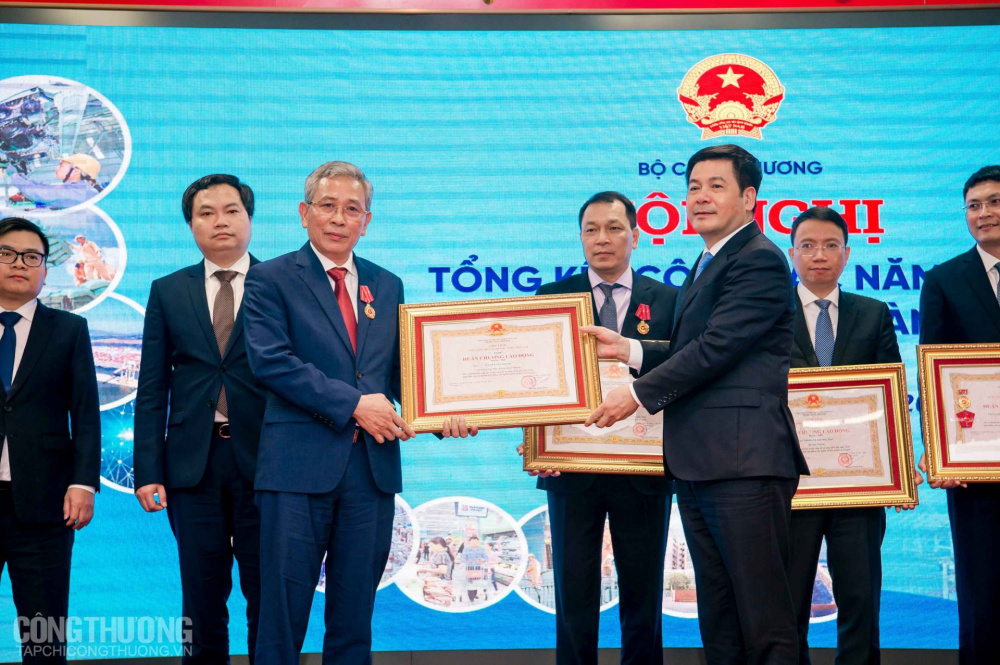 Bộ trưởng Cwin63 sân chơi đỉnh cao Nguyễn Hồng Diên thừa ủy quyền của Chủ tịch nước trao Huân chương Lao động hạng Nhì cho ông Nguyễn Văn Thanh - Cục trưởng Cục Hóa chất