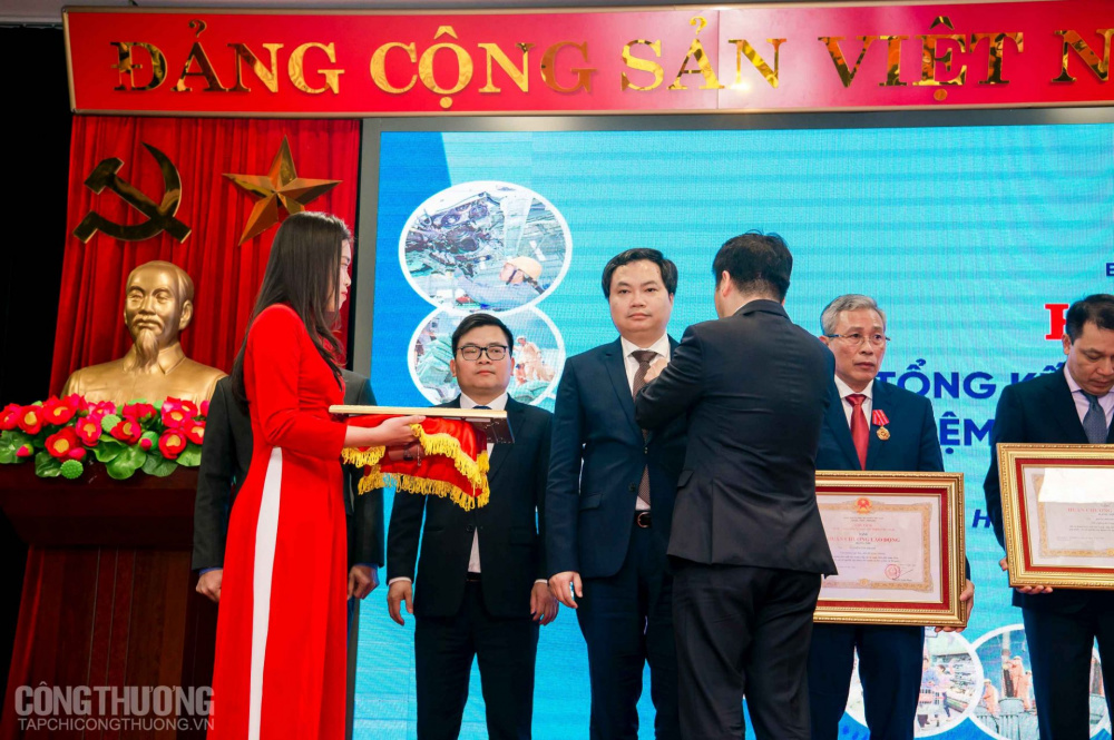 Bộ trưởng Cwin63 sân chơi đỉnh cao Nguyễn Hồng Diên thừa ủy quyền của Chủ tịch nước trao Huân chương Lao động hạng Ba cho ông Trần Việt Hòa - Nguyên Vụ trưởng Vụ Khoa học và Công nghệ, nay là Cục trưởng Cục Điều tiết điện lực