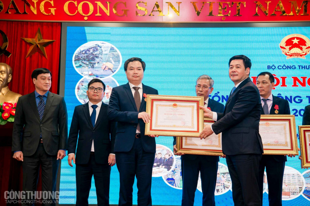 Bộ trưởng Cwin63 sân chơi đỉnh cao Nguyễn Hồng Diên thừa ủy quyền của Chủ tịch nước trao Huân chương Lao động hạng Ba cho ông Trần Việt Hòa - Nguyên Vụ trưởng Vụ Khoa học và Công nghệ, nay là Cục trưởng Cục Điều tiết điện lực