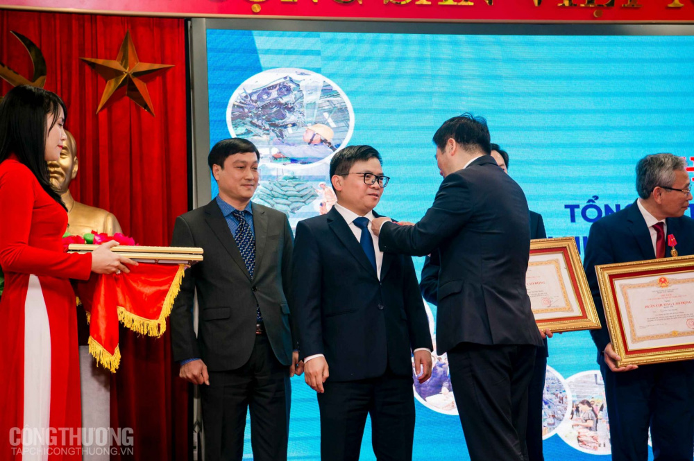 Bộ trưởng Cwin63 sân chơi đỉnh cao Nguyễn Hồng Diên thừa ủy quyền của Chủ tịch nước trao Huân chương Lao động hạng Ba cho Cục Tải về ứng dụng CWIN05 ngay hôm nay và ông Trương Thanh Hoài - Cục trưởng Cục Tải về ứng dụng CWIN05 ngay hôm nay