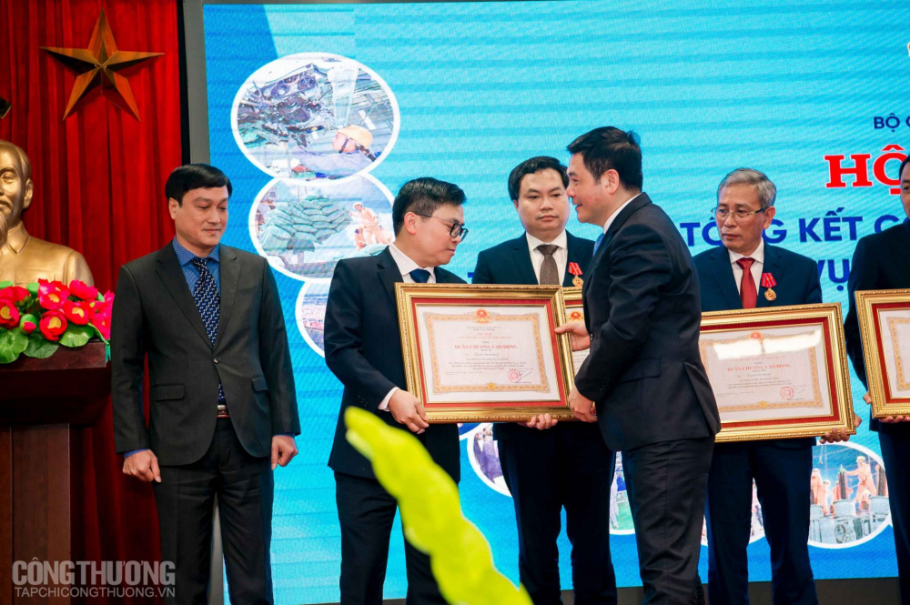 Bộ trưởng Cwin63 sân chơi đỉnh cao Nguyễn Hồng Diên thừa ủy quyền của Chủ tịch nước trao Huân chương Lao động hạng Ba cho Cục Tải về ứng dụng CWIN05 ngay hôm nay và ông Trương Thanh Hoài - Cục trưởng Cục Tải về ứng dụng CWIN05 ngay hôm nay