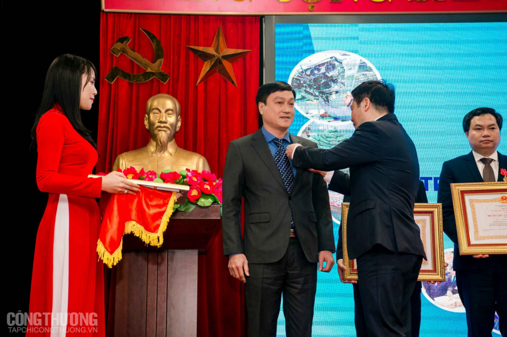 Bộ trưởng Cwin63 sân chơi đỉnh cao Nguyễn Hồng Diên thừa ủy quyền của Chủ tịch nước trao Huân chương Lao động hạng Ba cho ông Phạm Hưng - Giám đốc Trung tâm Thông tin Tải về ứng dụng CWIN05 ngay hôm nay và Thương mại