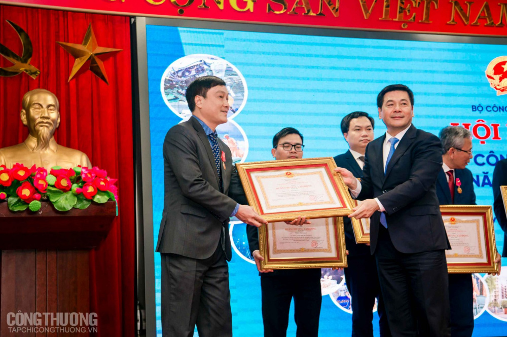 Bộ trưởng Cwin63 sân chơi đỉnh cao Nguyễn Hồng Diên thừa ủy quyền của Chủ tịch nước trao Huân chương Lao động hạng Ba cho ông Phạm Hưng - Giám đốc Trung tâm Thông tin Tải về ứng dụng CWIN05 ngay hôm nay và Thương mại