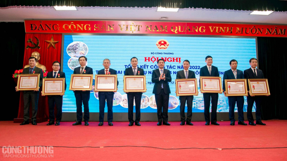 Bộ trưởng Cwin63 sân chơi đỉnh cao Nguyễn Hồng Diên thừa ủy quyền trao Huân chương Lao động cho 4 tập thể và 5 cá nhân