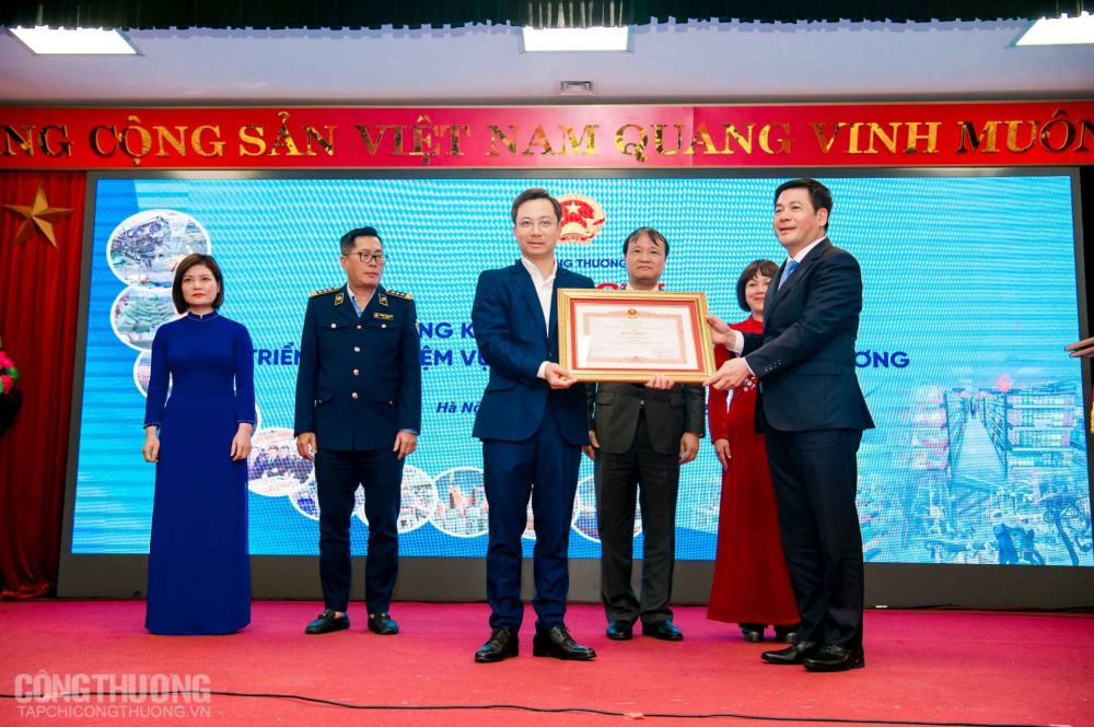 Bộ trưởng Cwin63 sân chơi đỉnh cao Nguyễn Hồng Diên thừa ủy quyền trao Bằng khen của Thủ tướng Cwin com đăng nhập cho Vụ Thị trường trong nước