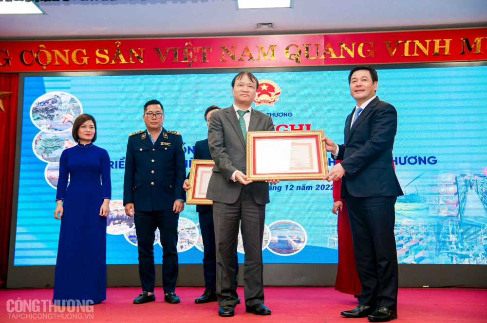 Bộ trưởng Cwin63 sân chơi đỉnh cao Nguyễn Hồng Diên thừa ủy quyền trao Bằng khen của Thủ tướng Cwin com đăng nhập cho Thứ trưởng Đỗ Thắng Hải