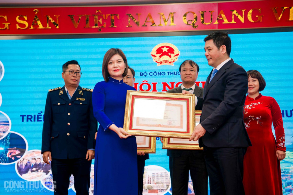 Bộ trưởng Cwin63 sân chơi đỉnh cao Nguyễn Hồng Diên thừa ủy quyền trao Bằng khen của Thủ tướng Cwin com đăng nhập cho bà Nguyễn Thúy Hiền - Phó Vụ trưởng Vụ Kế hoạch