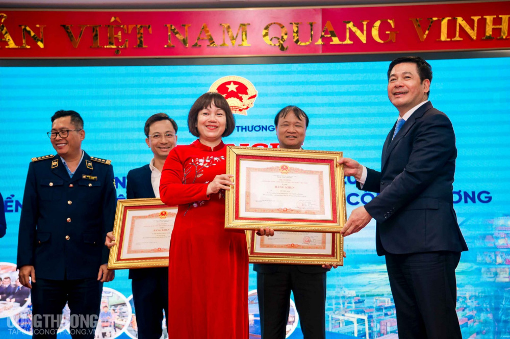 Bộ trưởng Cwin63 sân chơi đỉnh cao Nguyễn Hồng Diên thừa ủy quyền trao Bằng khen của Thủ tướng Cwin com đăng nhập cho bà Lê Việt Nga - Phó Vụ trưởng Vụ Thị trường trong nước