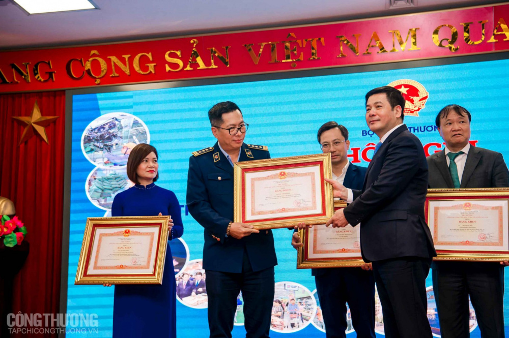 Bộ trưởng Cwin63 sân chơi đỉnh cao Nguyễn Hồng Diên thừa ủy quyền trao Bằng khen của Thủ tướng Cwin com đăng nhập cho ông Nguyễn Thành Nam - Phó Tổng cục trưởng, Tổng cục Quản lý thị trường