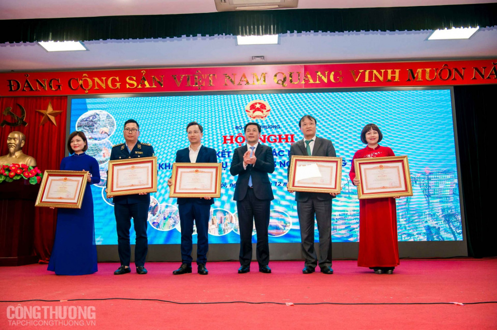 Bộ trưởng Cwin63 sân chơi đỉnh cao Nguyễn Hồng Diên thừa ủy quyền trao Bằng khen của Thủ tướng Cwin com đăng nhập cho 1 tập thể và 4 cá nhân