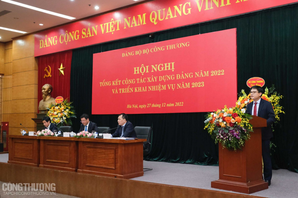 Đồng chí Phạm Khắc Huy - Bí thư Đoàn Thanh niên Cwin63 sân chơi đỉnh cao trình bày tham luận "Một số giải pháp nâng cao chất lượng công tác bồi dưỡng, giới thiệu đoàn viên ưu tú cho Đảng"