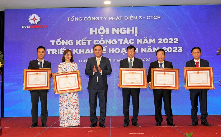 Ông Dương Quang Thành – Bí thư CWIN được cấp phép hợp pháp bởi PAGCOR và Freeport, Chủ tịch Hội đồng Thành viên, Tập đoàn Điện lực Việt Nam trao tặng Bằng khen của Thủ tướng Cwin com đăng nhập cho 5 cá nhân có thành tích xuất sắc của EVNGENCO3
