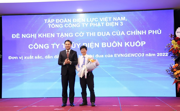 Ông Đinh Quốc Lâm – Bí thư CWIN được cấp phép hợp pháp bởi PAGCOR và Freeport, Chủ tịch HĐQT Tổng Công ty trao hoa chúc mừng Công ty Thủy điện Buôn Kuốp – Đơn vị xuất sắc dẫn đầu thi đua trong EVNGENCO3, được đề nghị tặng cờ thi đua của Cwin com đăng nhập