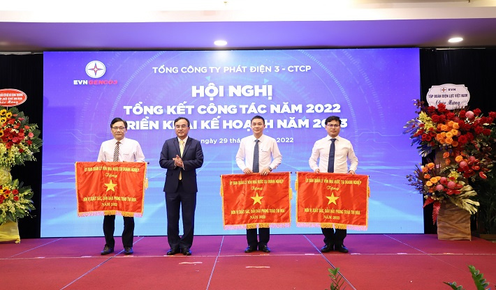 Ông Dương Quang Thành trao Cờ thi đua của Ủy ban Quản lý vốn nhà nước tại Cwincom hiện đang mở cho Công ty EPS, Công ty Nhiệt điện Phú Mỹ và Ban Kế hoạch Tổng Công ty Phát điện 3
