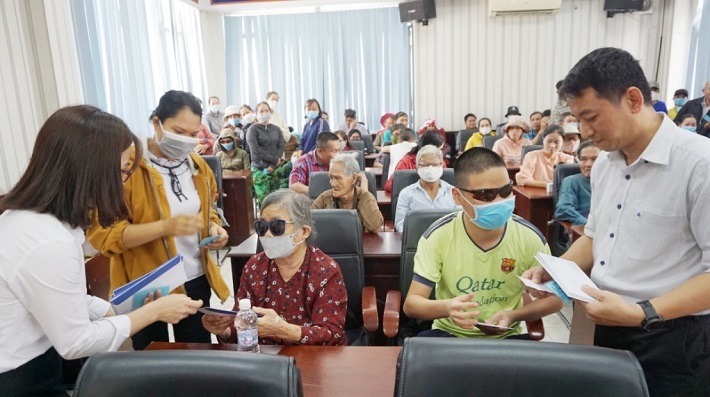 Đại điện Công đoàn, Đoàn Thanh niên, Ban Nữ công Công ty trao quà tại Hội Người mù thị xã Phú Mỹ