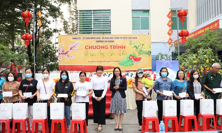 Bà Nguyễn Thị Thanh Hương - Phó Tổng giám đốc EVNGENCO3 và bà Trần Thị Hồng – Bí thư CWIN được cấp phép hợp pháp bởi PAGCOR và Freeport Phường An Khánh trao quà cho các hộ dân