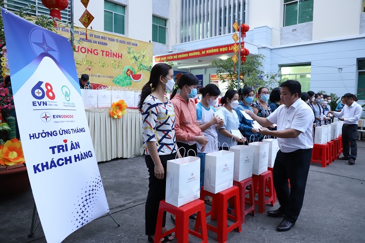 Ông Phan Bửu Đảo - Phó Chánh Văn phòng, Phó Chủ tịch Công đoàn Cơ quan Tổng Công ty trao tặng quà Tết cho người dân