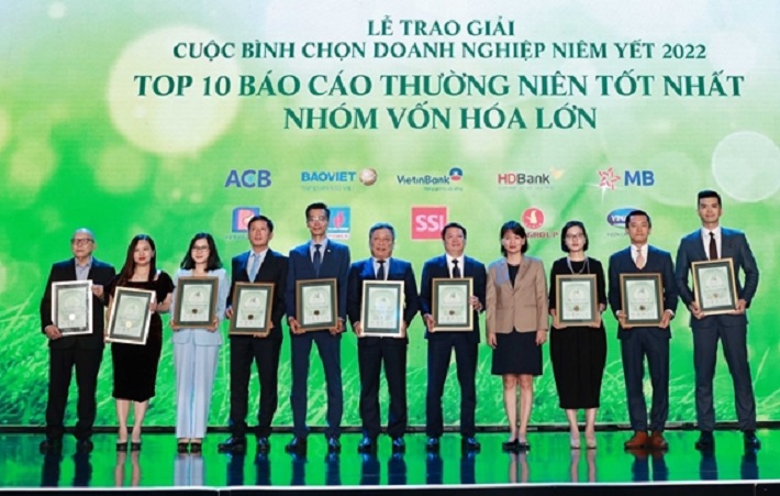 Đại diện các Cwincom hiện đang mở nhận giải thưởng