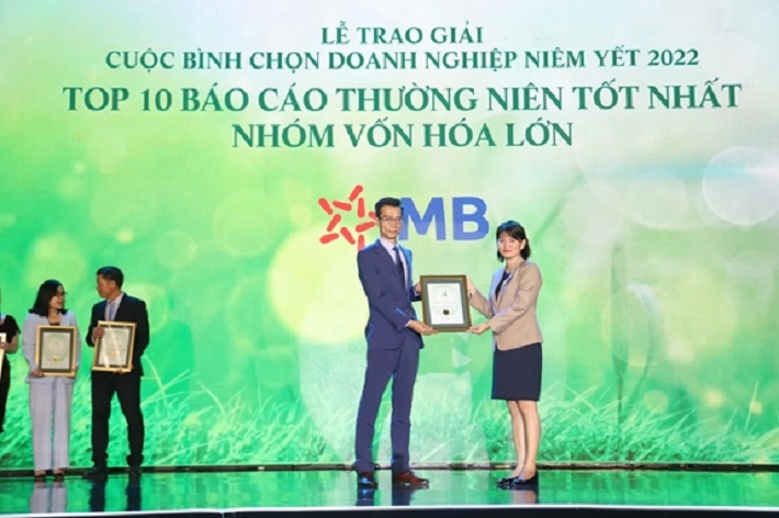 Ông Đàm Nhân Đức, Giám đốc Nghiên cứu Phát triển MB đại diện nhận giải thưởng TOP 10 Báo cáo thường niên 2022, hạng mục Large Cap