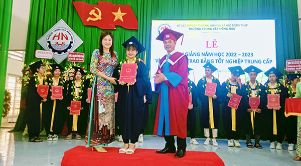 Lễ khai giảng năm học mới và trao bằng tốt nghiệp