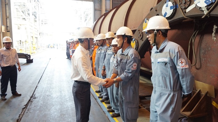 Ông Lê Văn Danh - Tổng Giám đốc Tổng Công ty Phát điện 3 thăm hỏi và động viên tinh thần CBCNV Công ty Nhiệt điện Phú Mỹ đang thực hiện đại tu tổ máy ST14