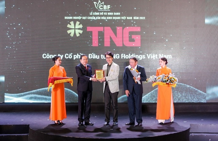 Đại diện TNG Holdings Vietnam nhận Kỷ niệm chương từ Ban tổ chức