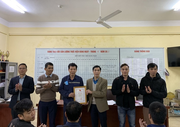Công nhân Nguyễn Hữu Thọ - PX Đào lò 3 là 1 trong 14 cá nhân được vinh danh “Người thợ mỏ - Người chiến sỹ” tháng 1
