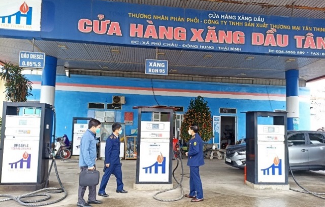 Đoàn công tác giám sát hoạt động kinh doanh Cwin555 thể thao, casino live, bắn cá và slot nổ hũ trên địa bàn huyện Đông Hưng